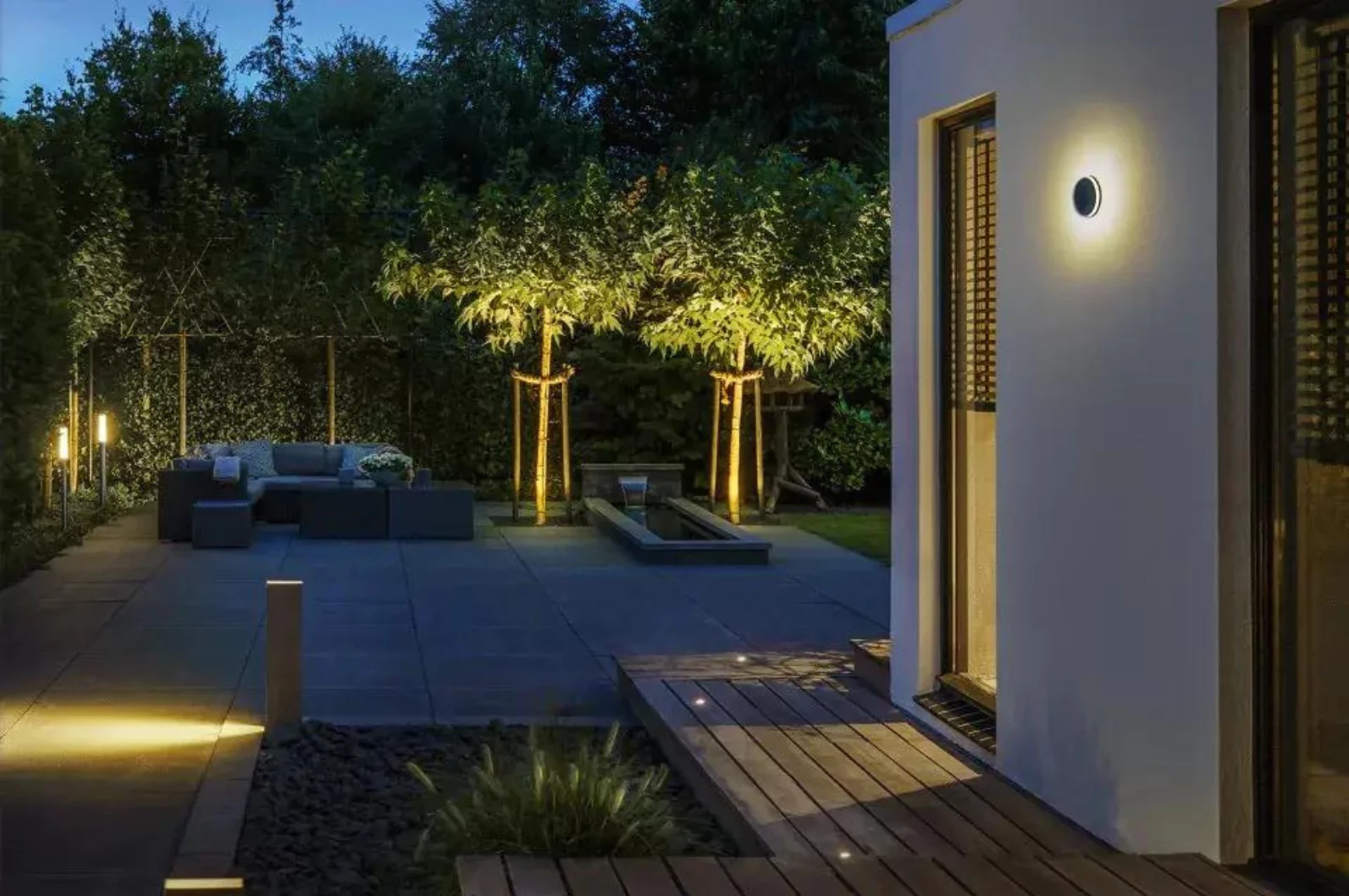 Spots orientables éclairant des arbres dans un jardin Luminaires solaires alignés le long d'une allée éclairant le chemin vers la maison